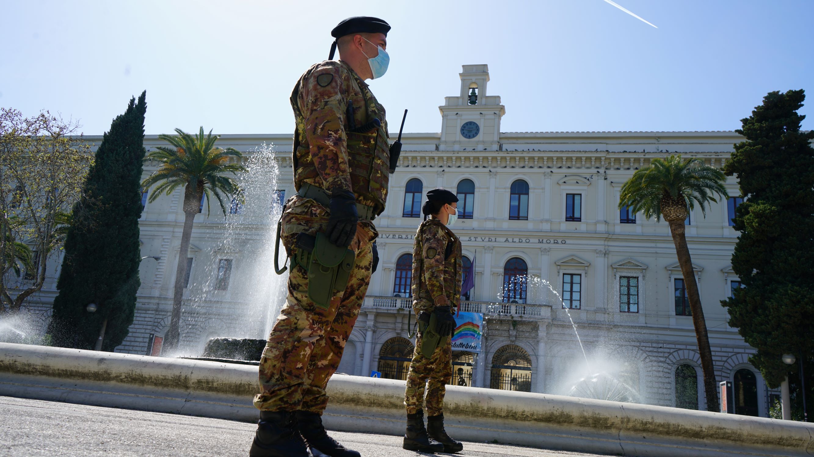 Controllo anti assembramento piazza antistante l’Università “Aldo  Moro” in Bari.jpg